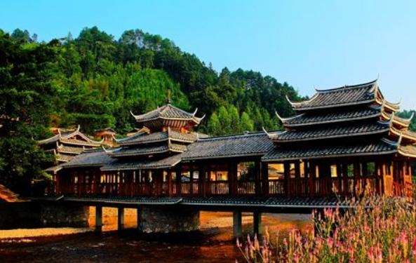 广西的一个县，人口超20万，因为一座山而得名