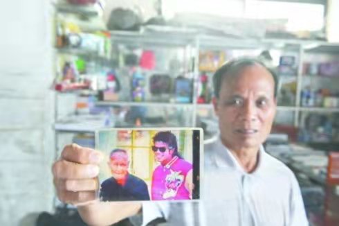 中山迈克尔杰克逊,迈克尔杰克逊跟中山老太太合影