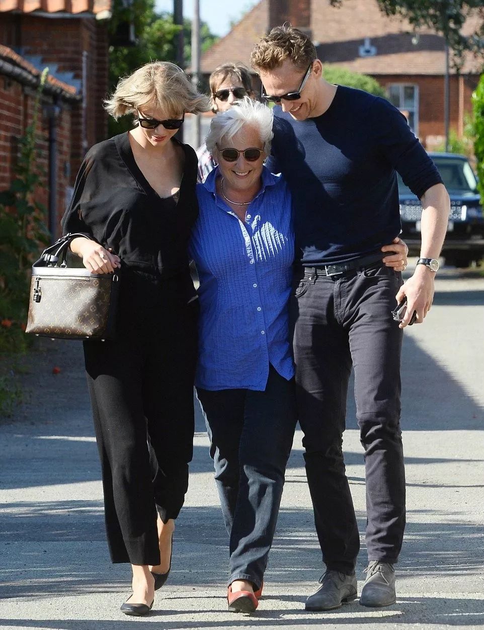 抖森三年没换鞋？LadyGaga豪宅养鸡？为了省钱简直丧心病狂......