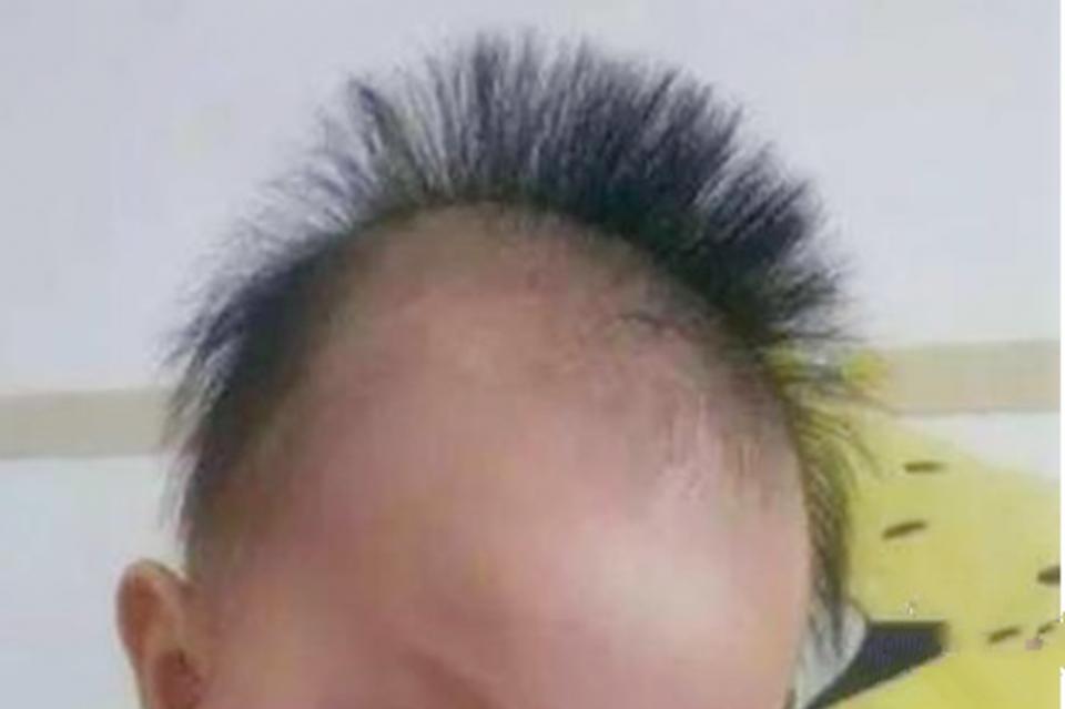 小宝宝头发“竖着长”,像极了“*债讨**鬼”,父母可有罪受了