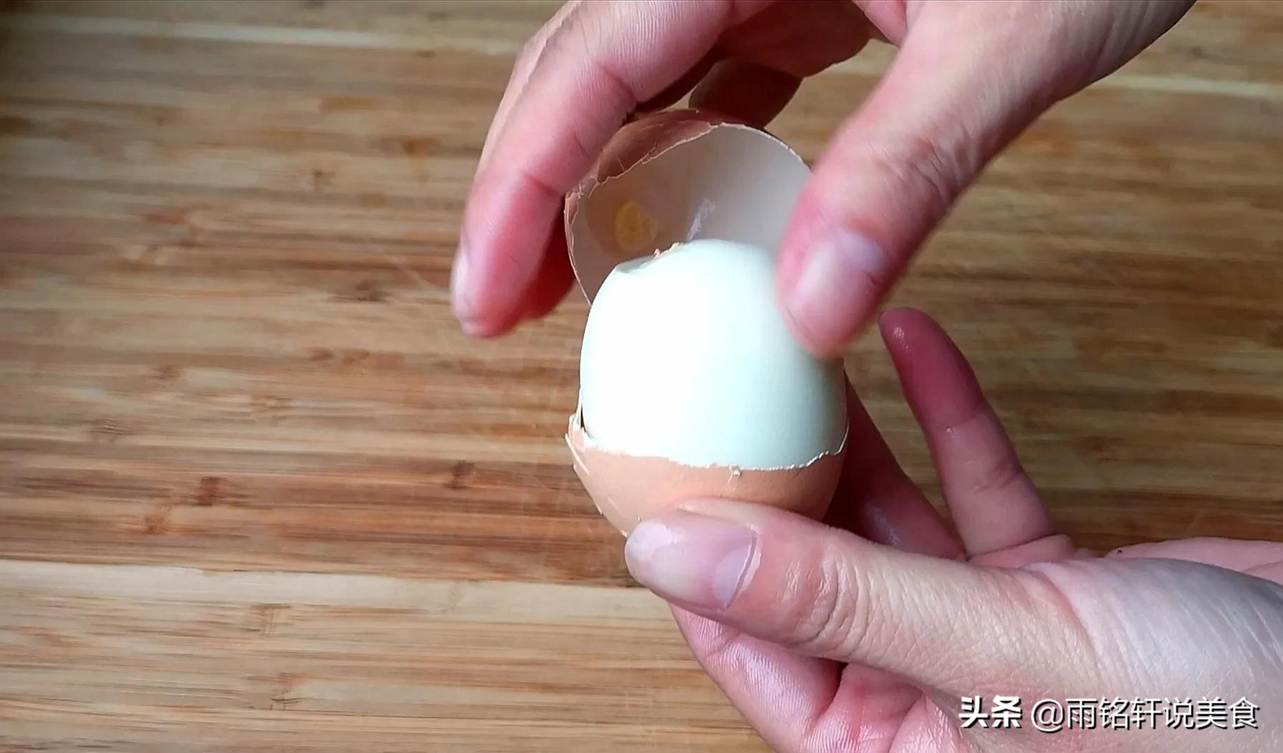 徒手剥鸡蛋壳剩下鸡蛋膜,怎么快速剥熟鸡蛋壳
