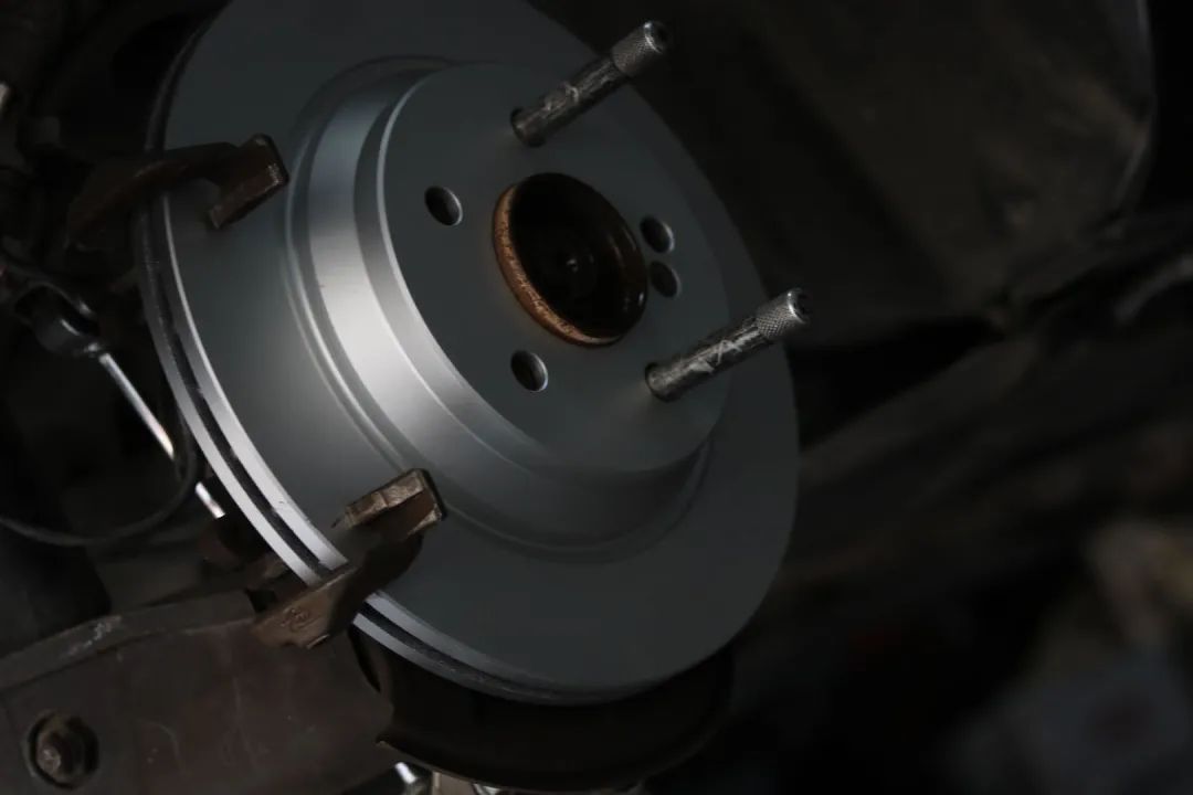 奔驰w221升级新款w222s450外观,老款奔驰w211e260翻新整备