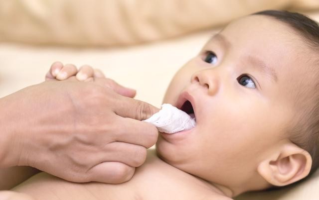 宝宝不肯刷牙发脾气,孩子不爱刷牙爸爸怎么去引导