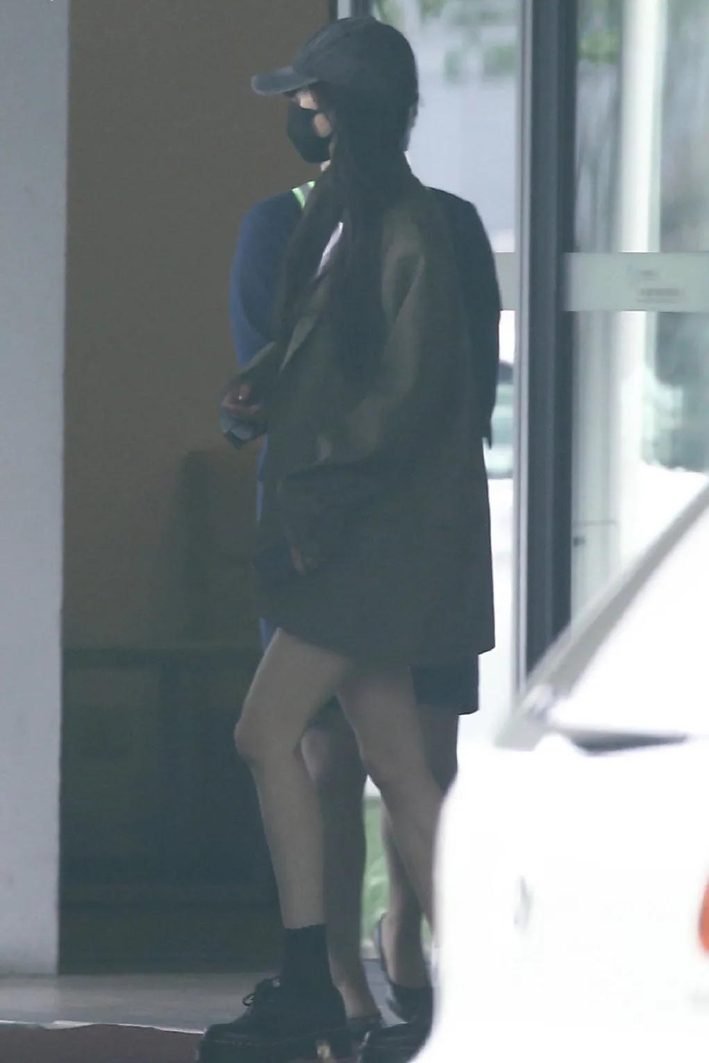 杨幂穿连体短裤时尚大片,杨幂现身粉色风衣配短裤