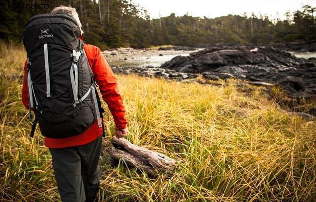 露营户外装备背包,户外装备轻便背包推荐
