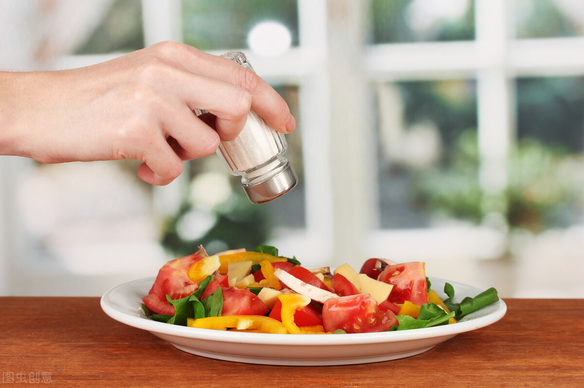 买食盐选低钠盐还是普通盐,买盐买咸的好还是不咸的好