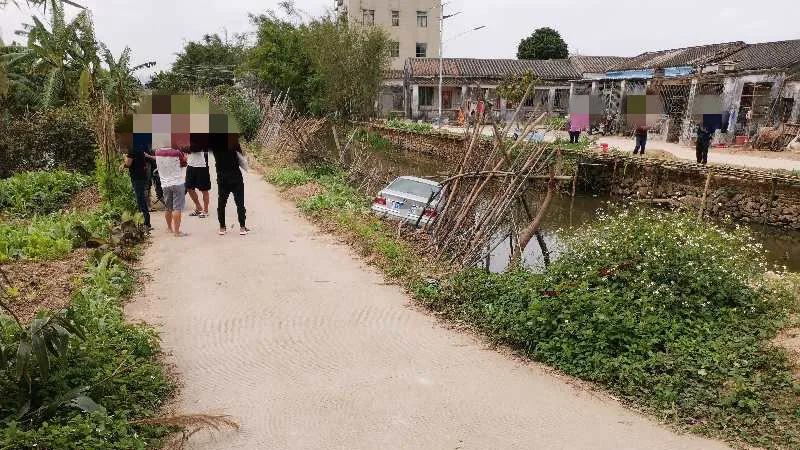 斗门老司机开宝马失误跌落鱼塘！河水灌入车内危在旦夕！急中生智“神”操作脱险！