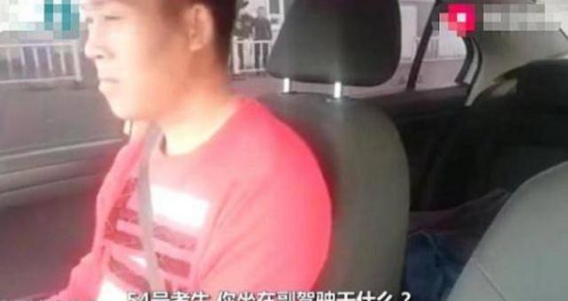 搞笑考驾照坐副驾驶,考驾照搞笑视频学员坐副驾驶