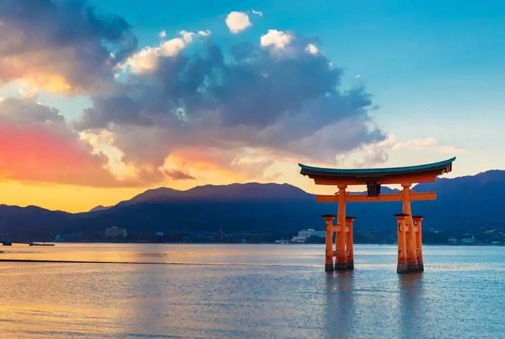 同样表示“重新”，「新たに」和「改めて」的区别是什么？