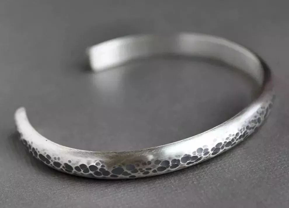 本命年戴点什么首饰,本命年带银的有什么说法