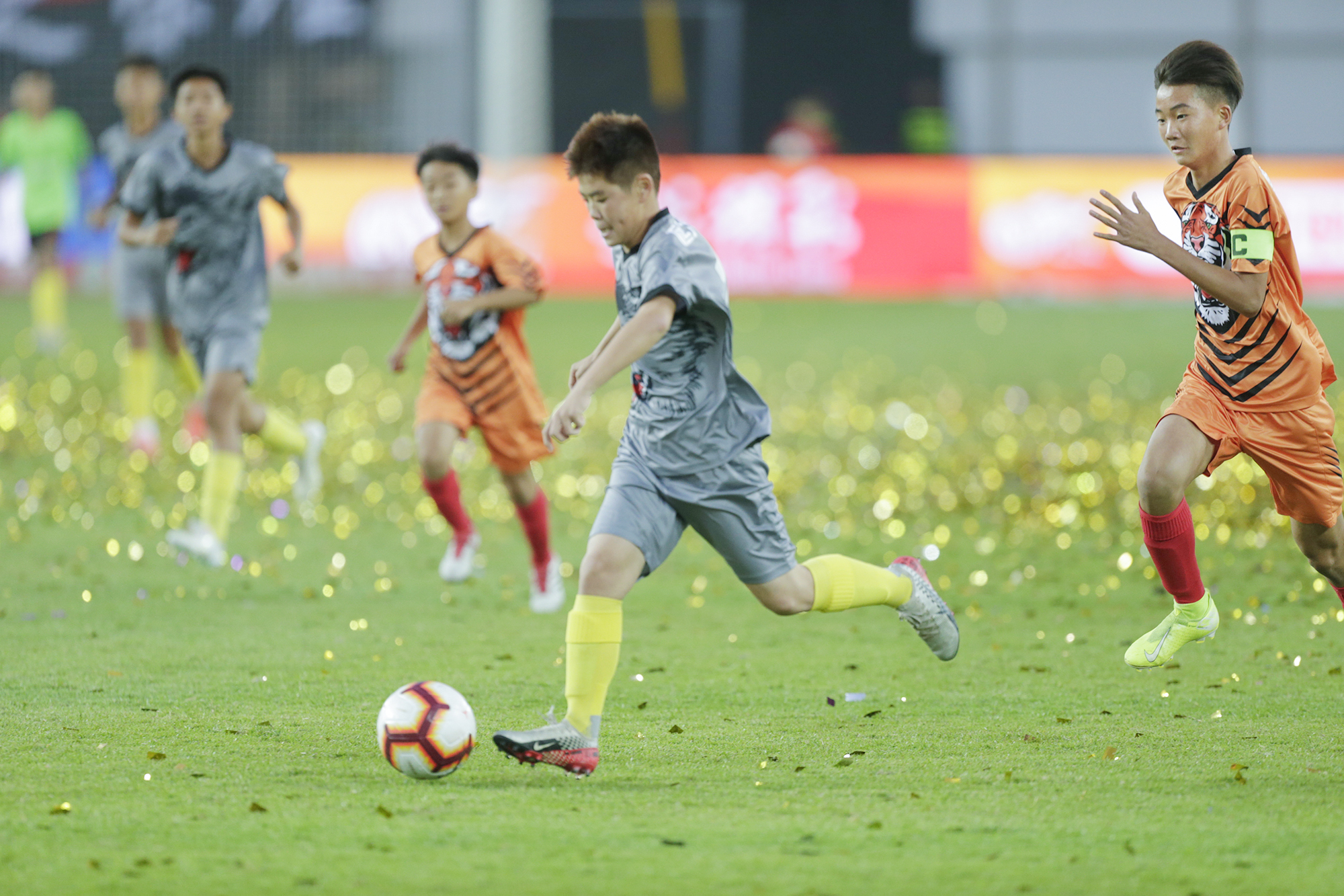 豪夺八冠王演绎王者荣耀足校小将亮相庆典代表“未来”