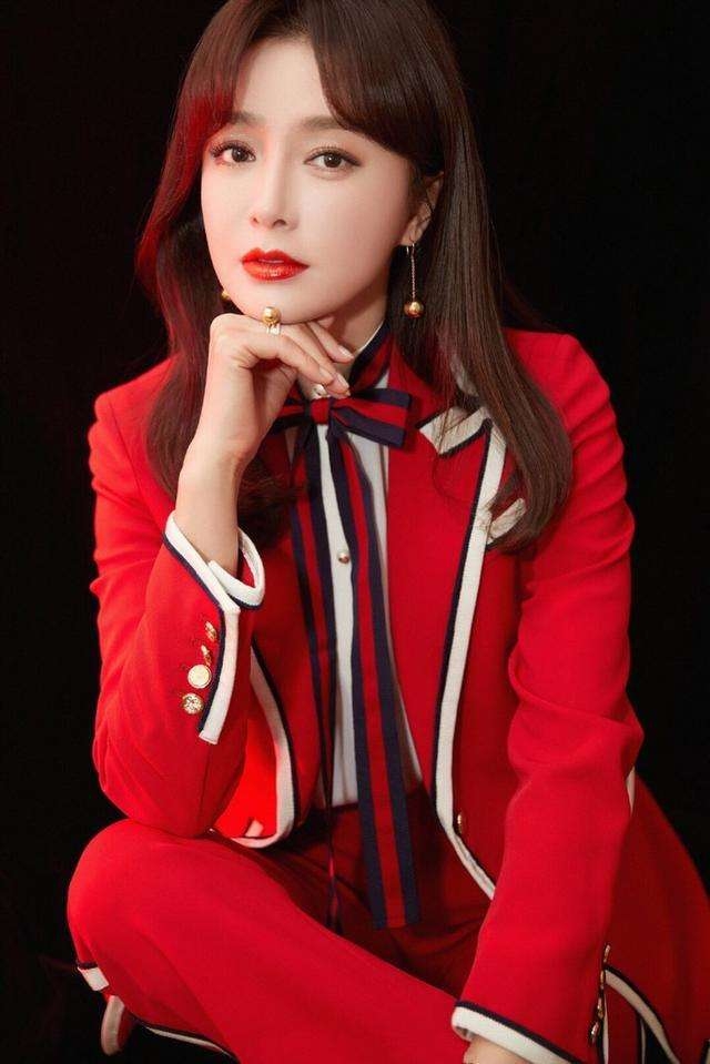 秦岚时尚感太强了，把自己包的密不透风，防疫与时尚两不误