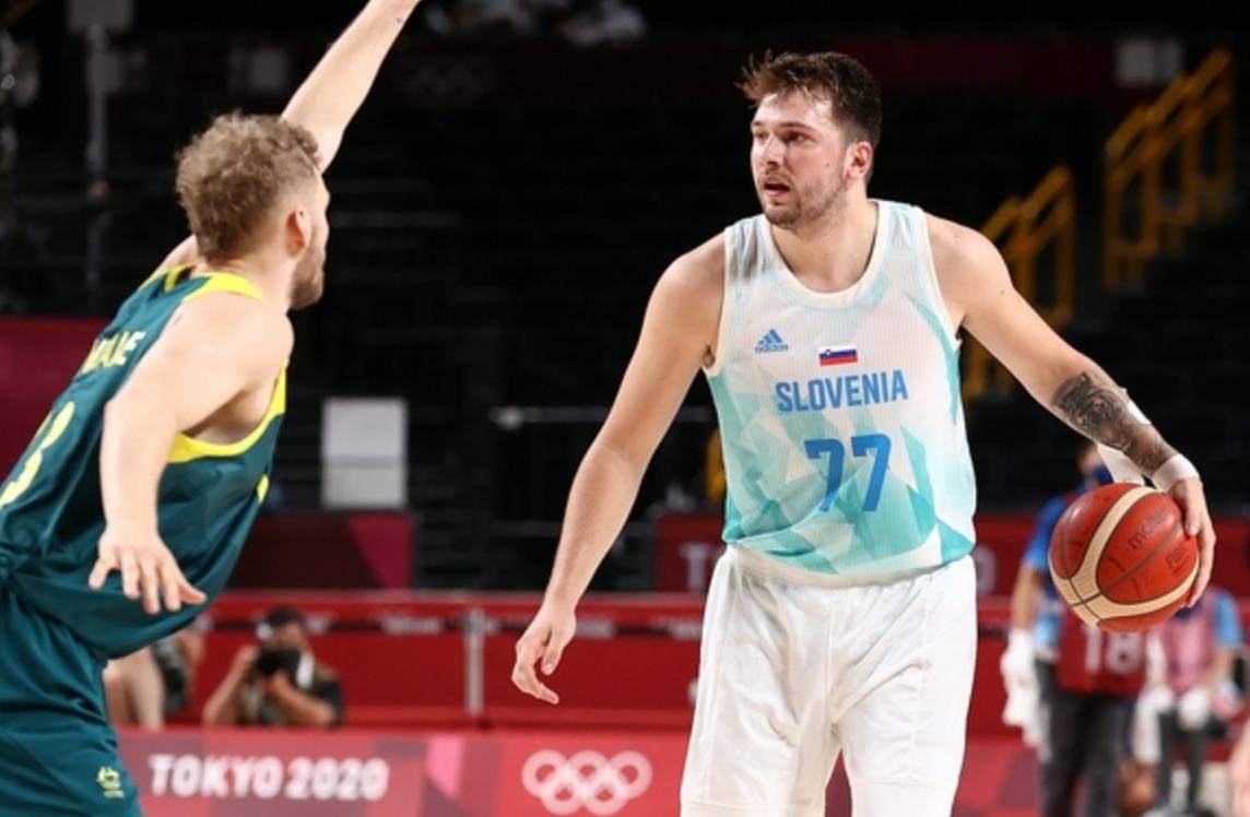 东契奇赛场发怒喷队友,东契奇怒喷教练