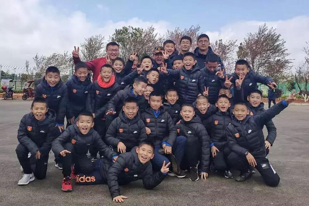 只5天时间就练出了感情——河北华夏梯队队员搂着教官依依不舍