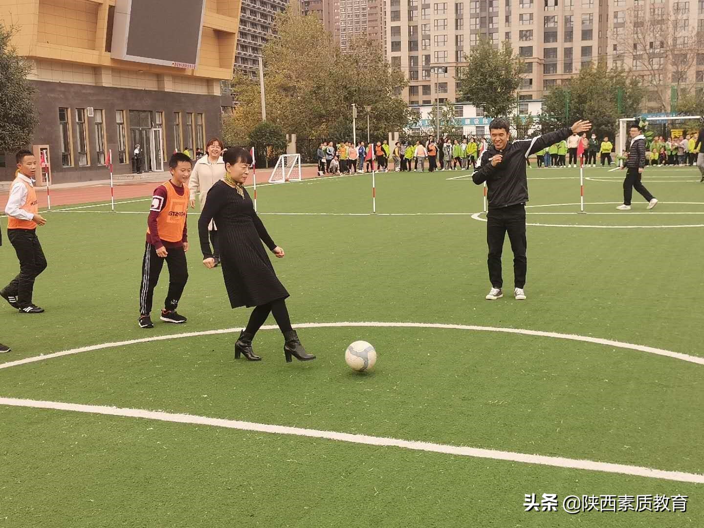西安滨河学校小学部足球比赛,西安滨河荣华实验小学足球比赛