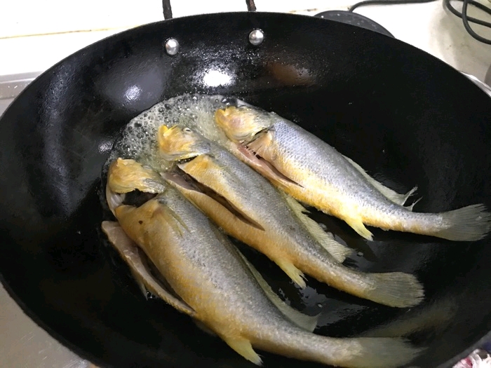 煎鱼不脱皮的小妙招,煎鱼不抹盐怎么不粘锅不掉皮