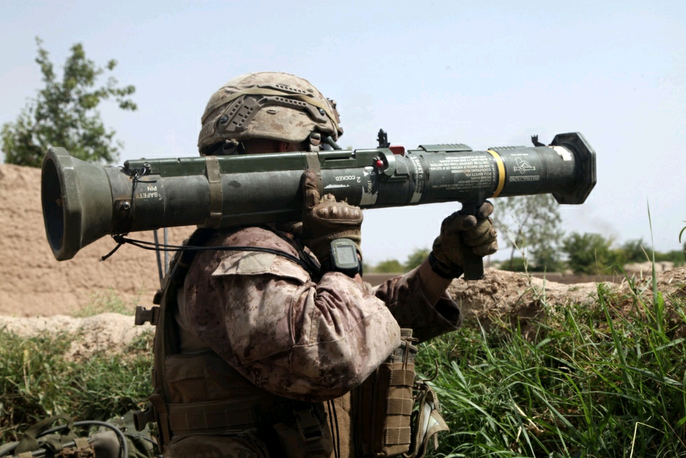 美国大兵最爱的瑞典火力，一人掀翻一辆坦克，一次性使用打完就扔