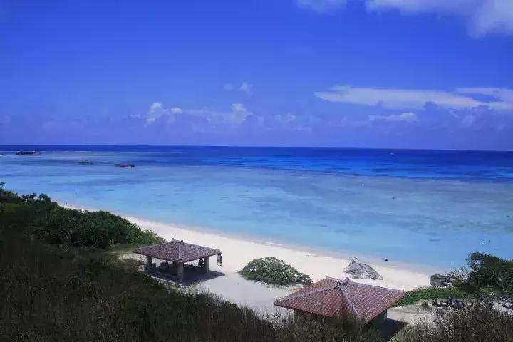 冲绳本岛散布着许多世界范围内少有的美丽沙滩