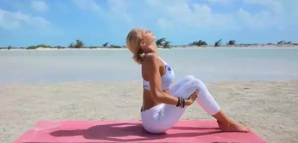 经期趴着有利于排经血,经期趴床上缓解疼痛吗