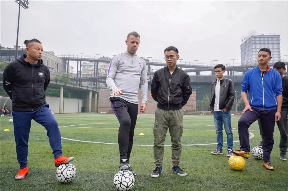 “球”学英超丨是什么神秘力量，让他们大冬天穿短袖儿……