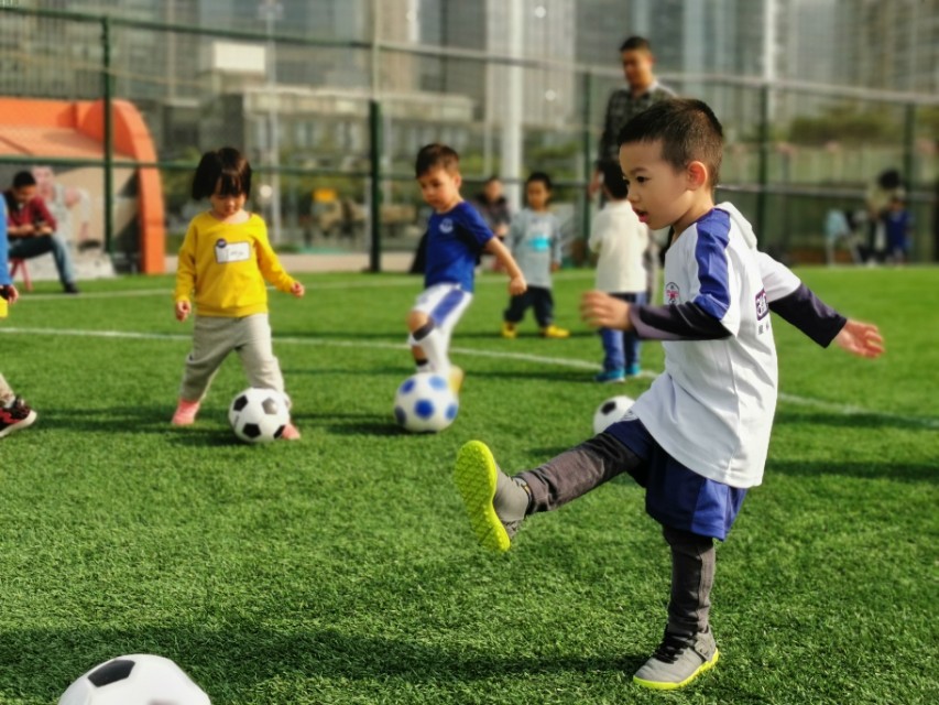 足球运动对少年儿童成长的好处,足球运动对幼儿身心发展的益处