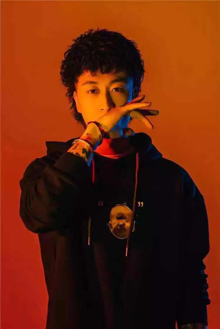 他是红花会的幕后“大管家”，音乐和生意做到了两开花