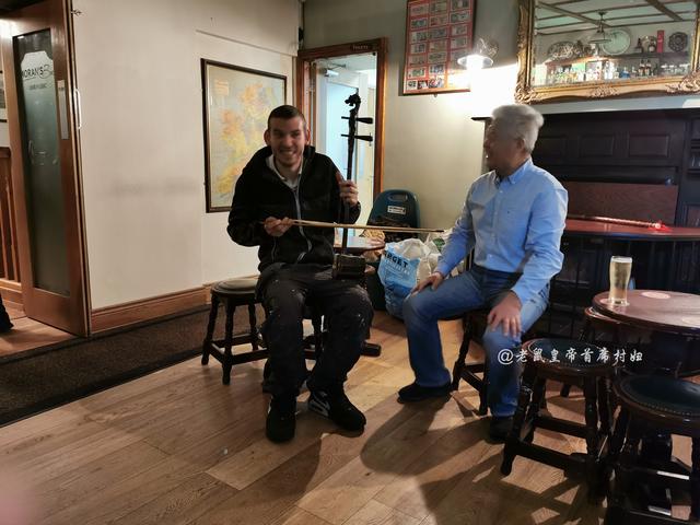 中国民乐奏响爱尔兰酒吧，老外听呆盛赞，纷纷热情款待博主