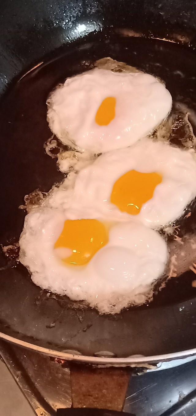 我的夜宵三个煎鸡蛋，人无外财不富马无夜草不肥。