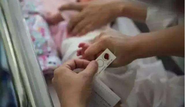 科普:新生儿三滴足跟血,关乎宝宝一生的智力发育