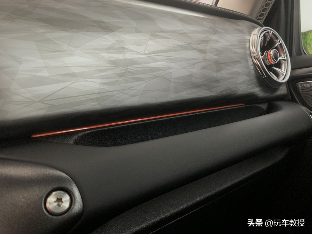 2023款坦克300顶配配置与讲解,全新一代坦克300总售量达到多少台