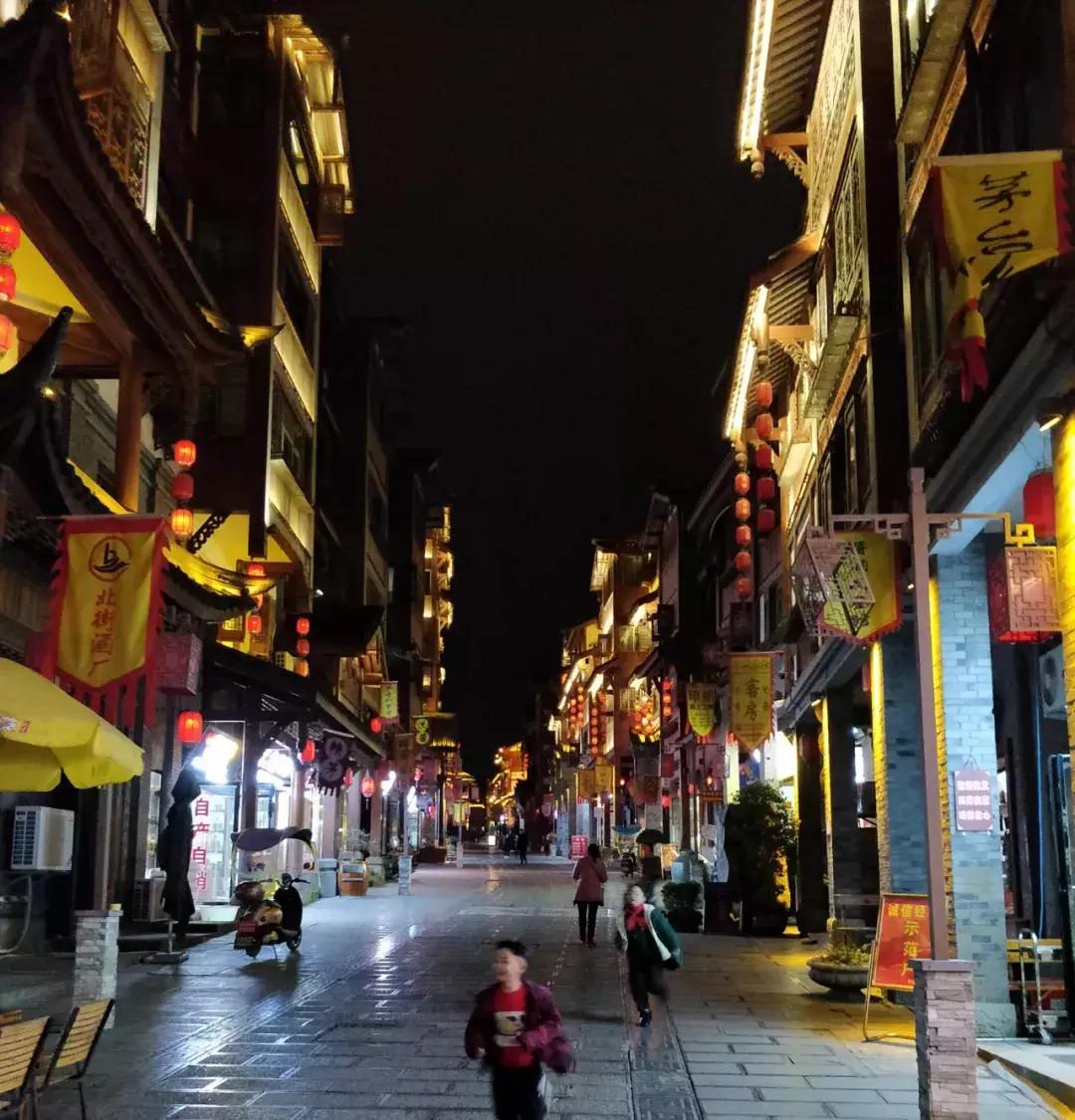 探访茅台镇:空气里都飘着酒精,装卸工月入万元村民盼*迁拆**