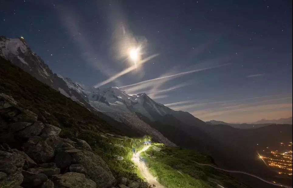 人物|踢着足球跑完首马！他说：做荒唐事才是正经事