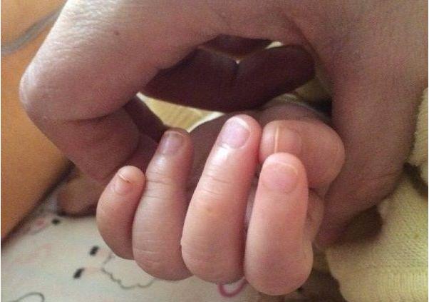 孩子从小到大爱咬手怎么办,小孩子从小爱咬手指头