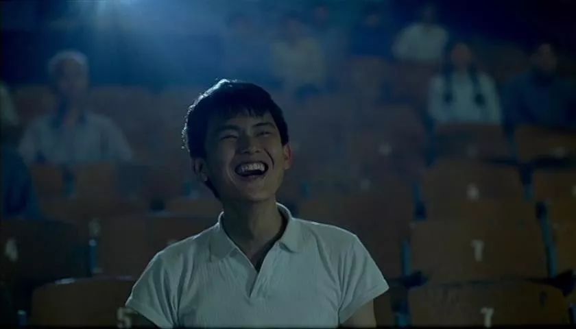 地位与张艺谋不相上下,他第一次做导演,扯掉了理想主义的遮羞布