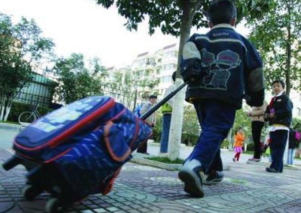 日本小学生书包容量初中生能背吗,日本的小学生书包里面有什么东西