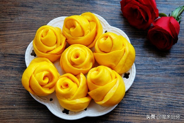 手把手教你做玫瑰花馒头，南瓜泥揉面，色泽金黄口感香软，好吃