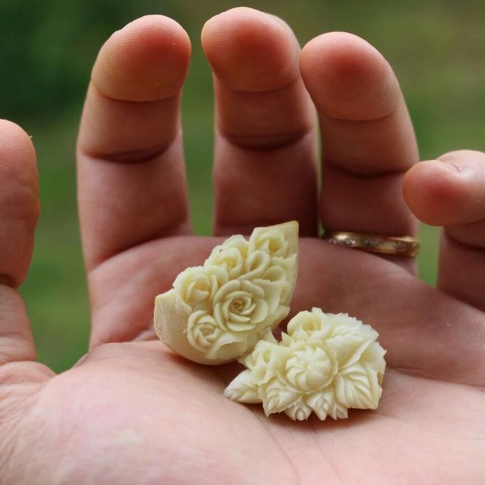 他把豌豆、大蒜、梨子雕刻成花，做出“生命短暂”的艺术品