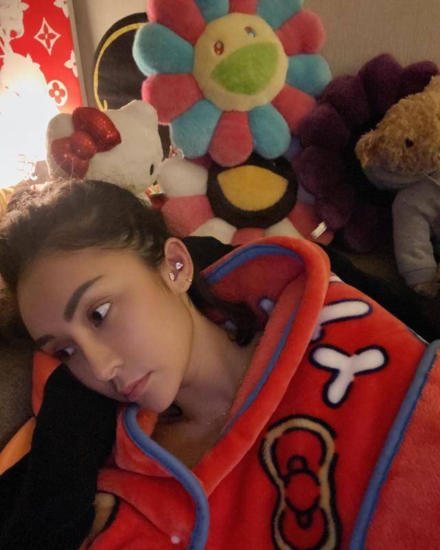 前TVB搞笑担当好身材女友耳骨连钉三个耳洞后遗症巨痛可能会溃烂