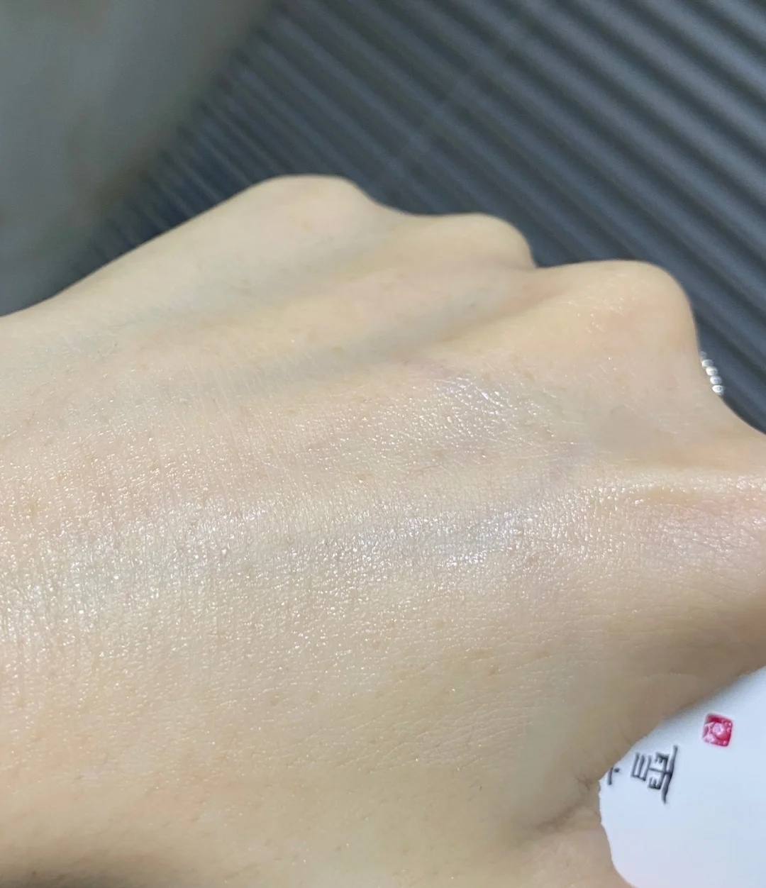 白皮肤适合什么精华液,凝脂色皮肤