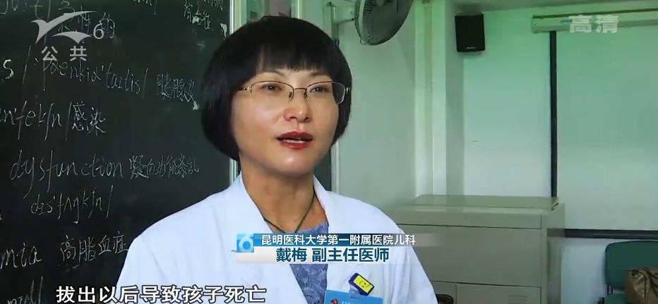 吃烤肠被竹签刺穿咽喉，医生：如果再刺深一点，孩子可能就当场死亡了