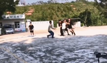 独臂少年在广东宏远俱乐部打球,独臂少年来到广东宏远训练基地