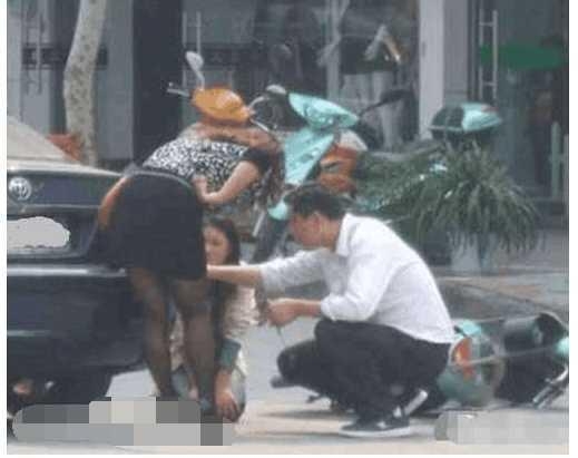 女子骑电瓶车撞到绿化带原视频,女子骑自行车不小心碰到汽车了