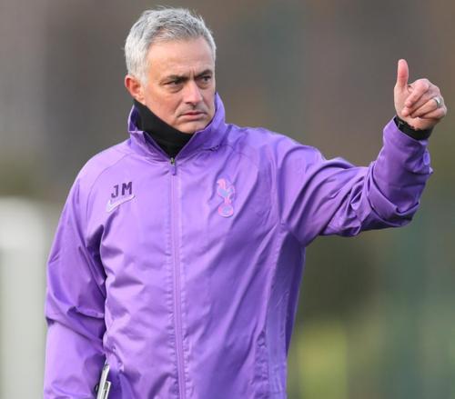 足球里摆大巴是什么阵型,摆大巴战术经典球赛