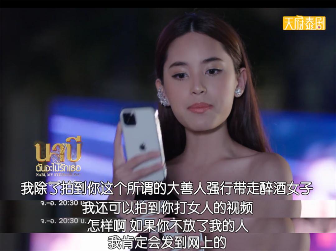 扒开衣服，这女人杀疯了