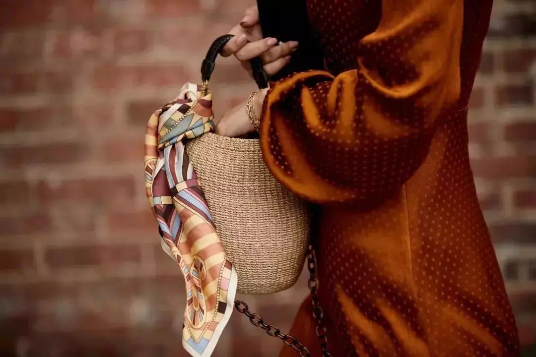 跨越半世纪的经典搭配王丝巾，这都当衣服穿了？