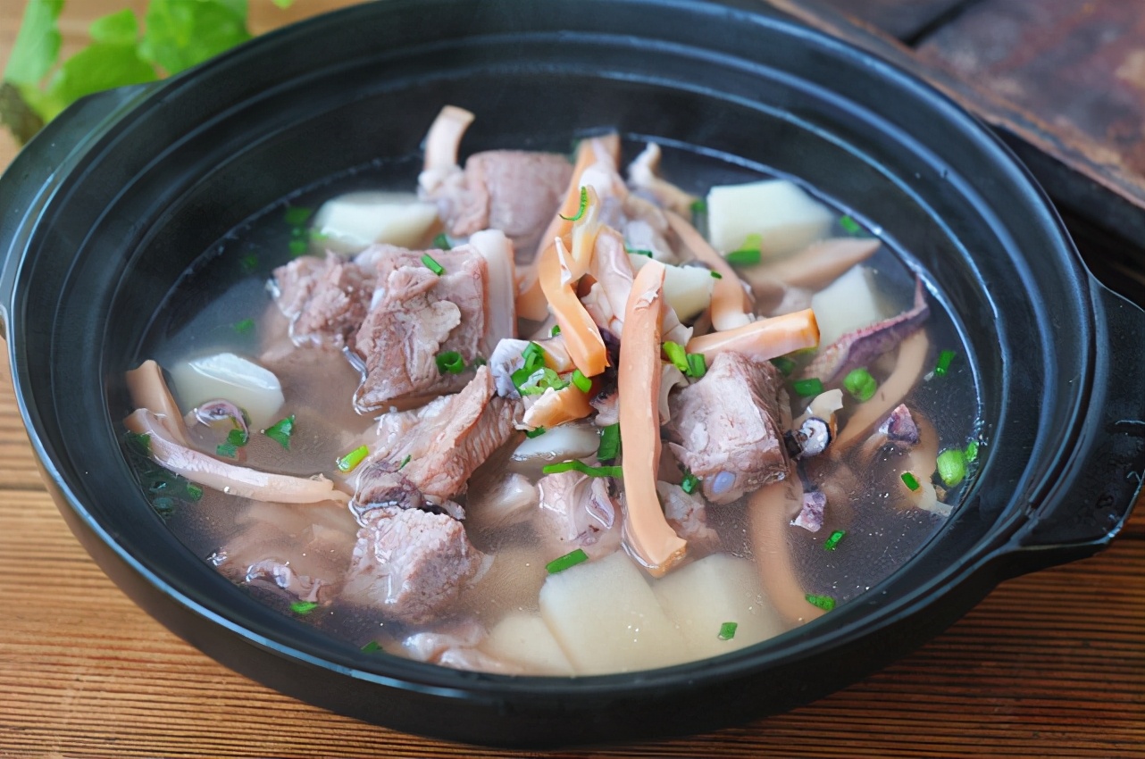 人称它“女人菜”，缺点就是有点贵！炖墨鱼！女人别舍不得