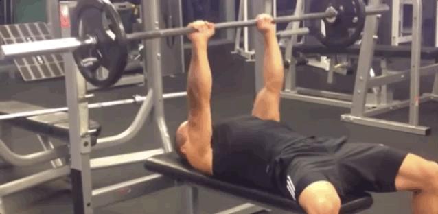 手臂粗壮肌肉训练,怎样练手臂才能使手臂肌肉明显