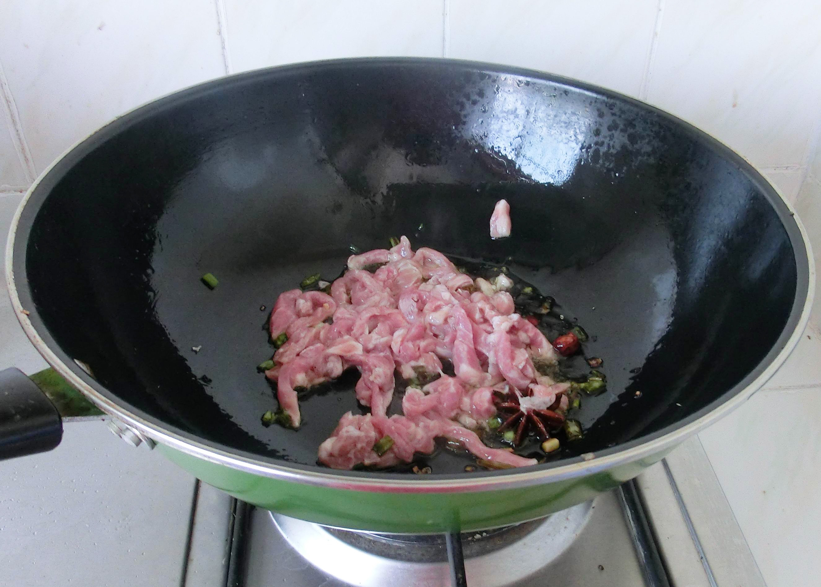 焖面时用干面要怎么做,焖面怎样做出了锅不粘