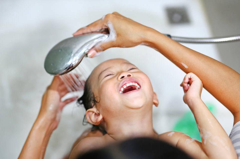 新生儿头发稀疏怎么变浓密,新生儿发量多预示长大发量多吗