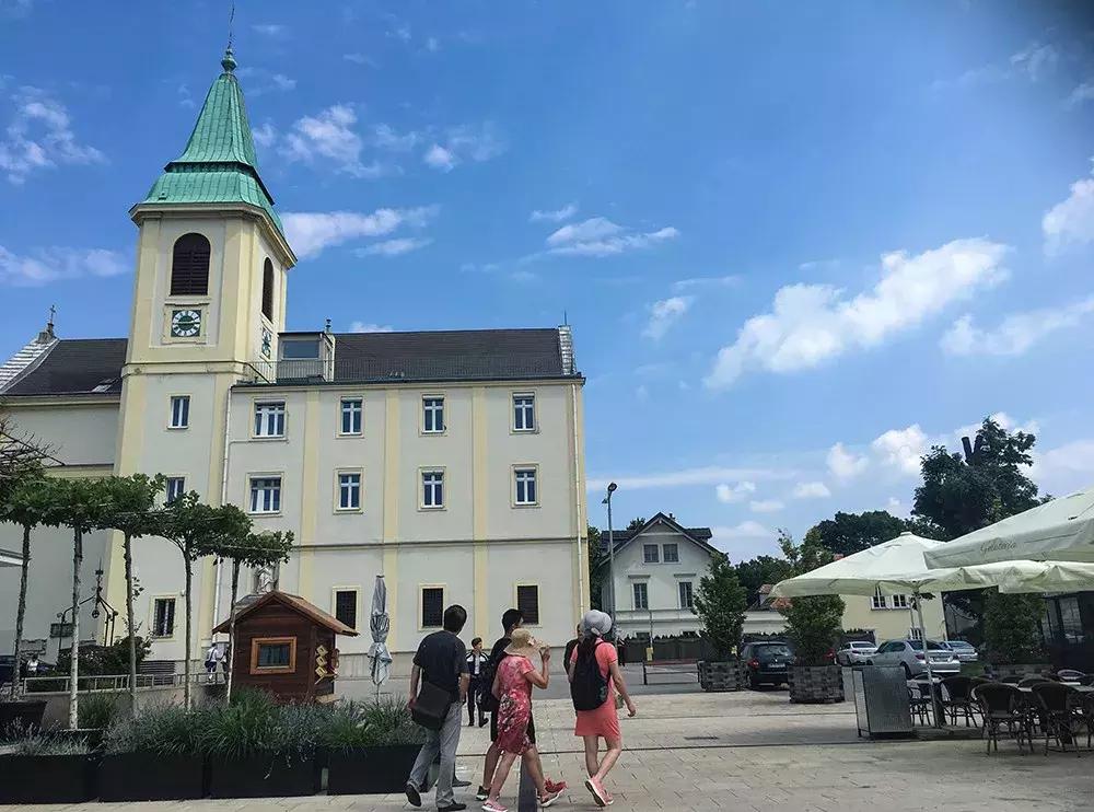 被贴上“蓝色的多瑙河”的标签，这座治愈系的城市，究竟如何？